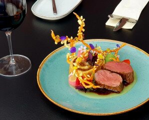 A Port étterem&panzió ajánlata: Szuvidált szarvasfilé, vargányás piskótával, zöldalmával és fekete dióval