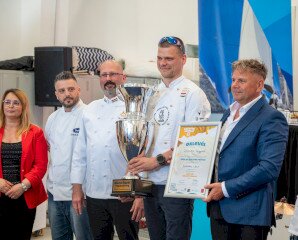 A vendégek sorban állnak a Balaton Noir-ért