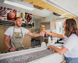 Buzsics Viktor - Tejvirág Fagylaltozó, Balatonboglár