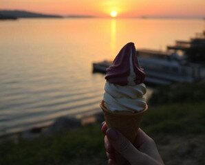 Fagyizz naplementében a Balatonnál