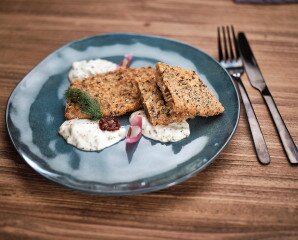 Rakott rántott malacfül, remoulade mártással Gyurecska László módra