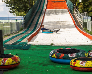 Szalmalabirintus és hófánkpálya Siófokon