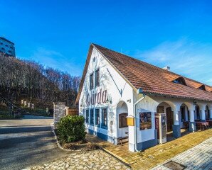 Várcsárda és Nagy Lovagterem